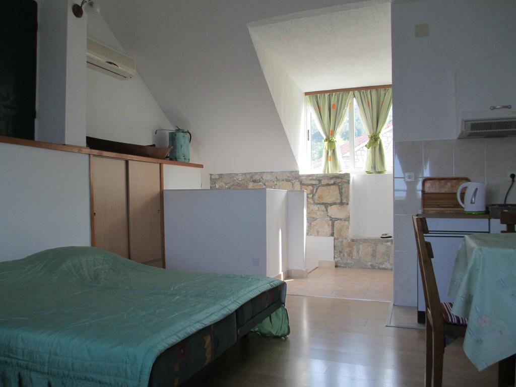 Apartments Acalinovic Vis Bilik gambar