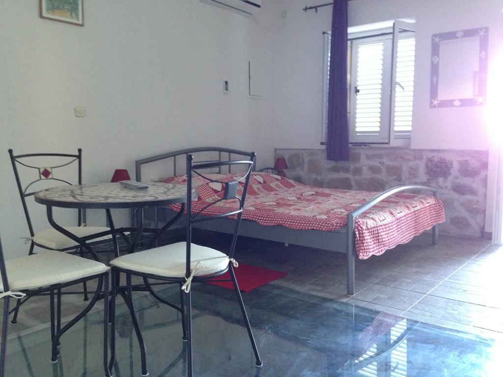 Apartments Acalinovic Vis Bilik gambar