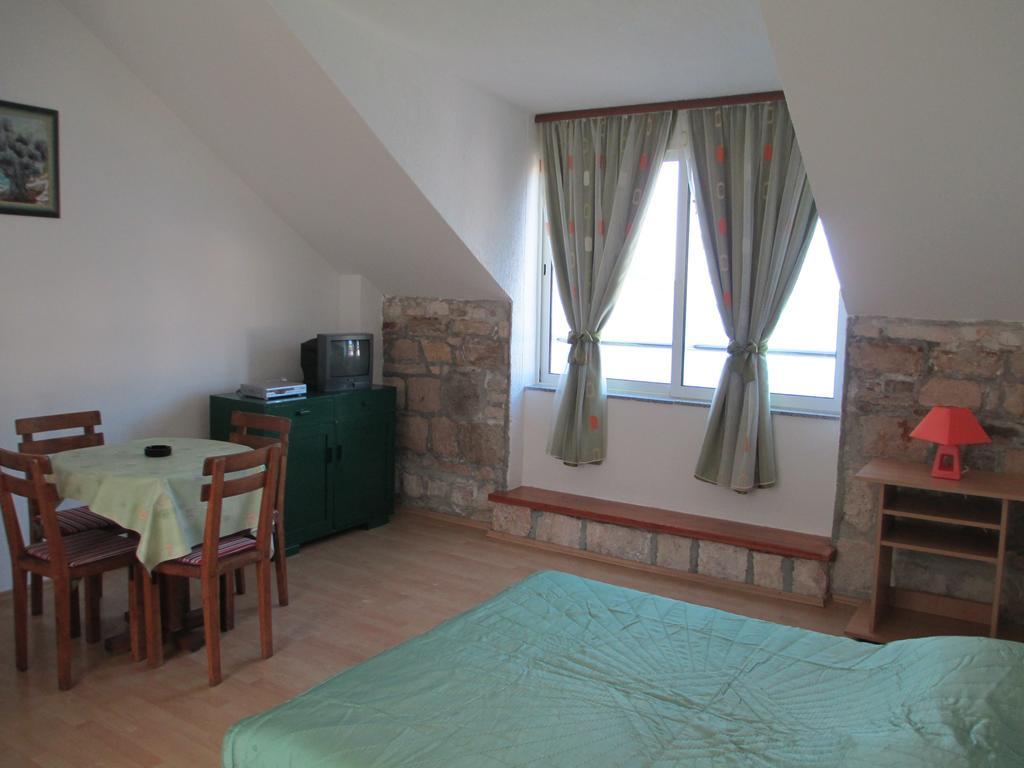 Apartments Acalinovic Vis Bilik gambar