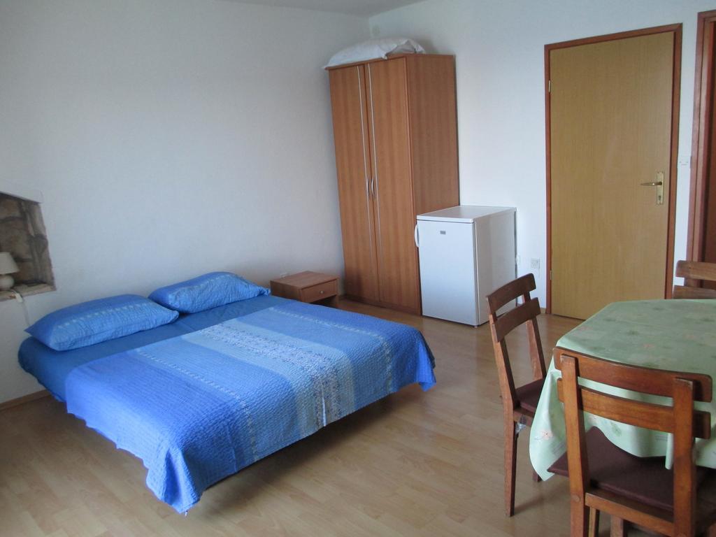 Apartments Acalinovic Vis Bilik gambar